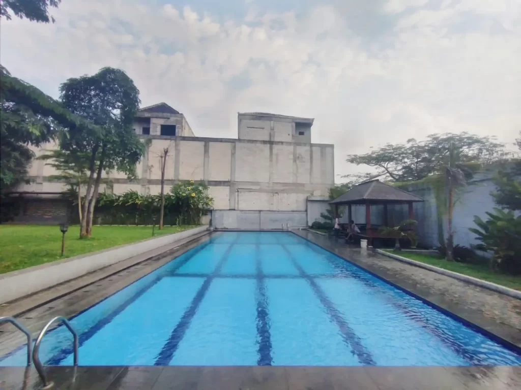 pemasangan lampu kolam renang